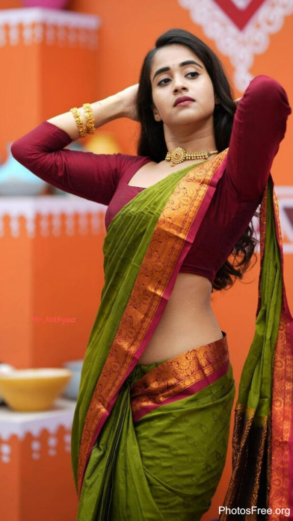 Saree Poses For Girls